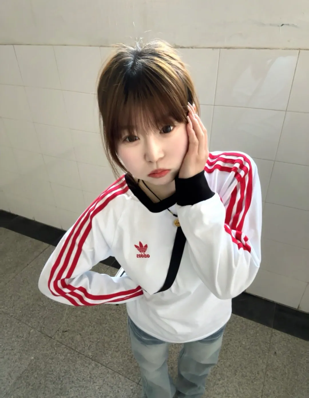 Watermark-free upper body rendering 𝟬𝟱𝟰𝟰𝟲# Exclusive real shot/difference between various stolen pictures and online version on the market [𝗮𝗱𝗶𝗱𝗮𝘀 Adidas clover long-sleeved T-shirt, made of soft cotton fabric, skin-friendly, Breathable, super comfortable to wear. ✅Full set of 1:1 customized accessories ➕Customized three-label ➕𝗬𝘂𝗮𝗻 version of the hang tag ➕𝗹𝗼𝗴𝗼 packaging bag🔥 ➕Scan the tag to enter the official website. ✅Top version, ins Xiaohongshu Kuaishou Got something = lots of bloggers are wearing it. ✅Adidas’ absolute Hot Sale star Same Style Details are online, feel free to compare! The iconic clover logo embellishes the chest, highlighting the brand's charm. Fixed color and classic three-bar stripes, classic will never go out of style! Versatile is not picky, the original model is perfect for the upper body, so buy it with your eyes closed! ✅The striped elements on both sides of the sleeves add a sporty and fashionable feel, making it easily adaptable to various sports or daily leisure scenes. Whether you are running for fitness or hanging out on the street, it can keep you full of energy without losing the sense of fashion. ✅Complete sizes to meet the needs of different body shapes! Color; white with red Size S-3XL